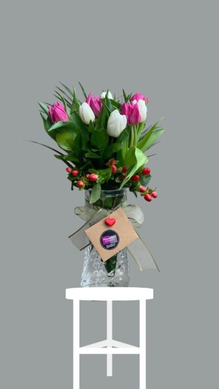 Vazoda Karışık Renklerde Lale